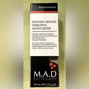 New!DAYTIME DEFENSE
SHIELDING
MOISTURIZER
Pollution Defense Peptide
